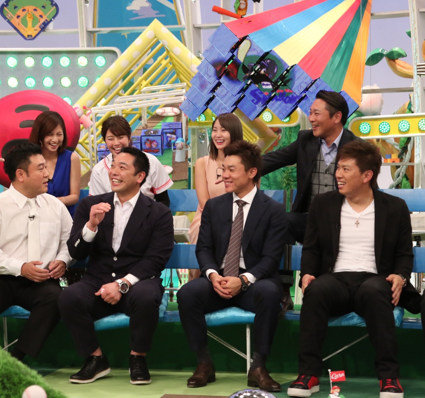 アンタッチャブル山崎（左端）ら出演者たち。(c)フジテレビ