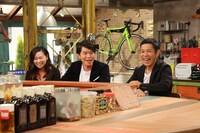 （左から）ヒロミのマネージャー、ヒロミ、ナインティナイン岡村。(c)関西テレビ