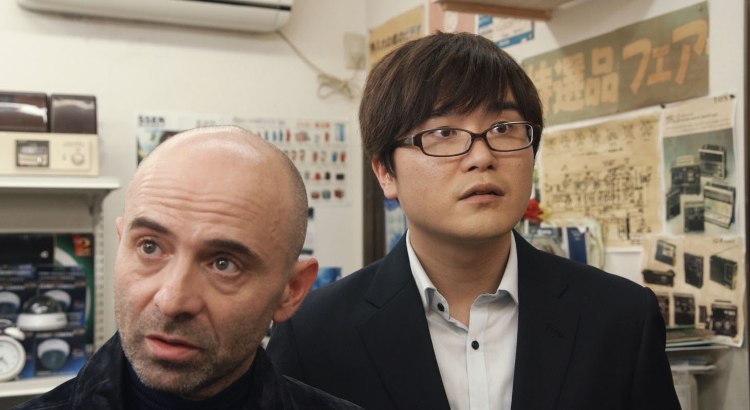 映画「オケ老人！」で通訳・アリノを演じるラバーガール飛永（右）。(c)「オケ老人！」製作委員会