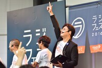 会場に集まったTBSラジオのリスナーたちを煽るアルコ＆ピース平子。