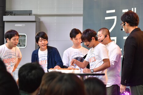 「酒井のコロッケ早食い選手権in赤坂」でコロッケがステージに運ばれてきた場面。