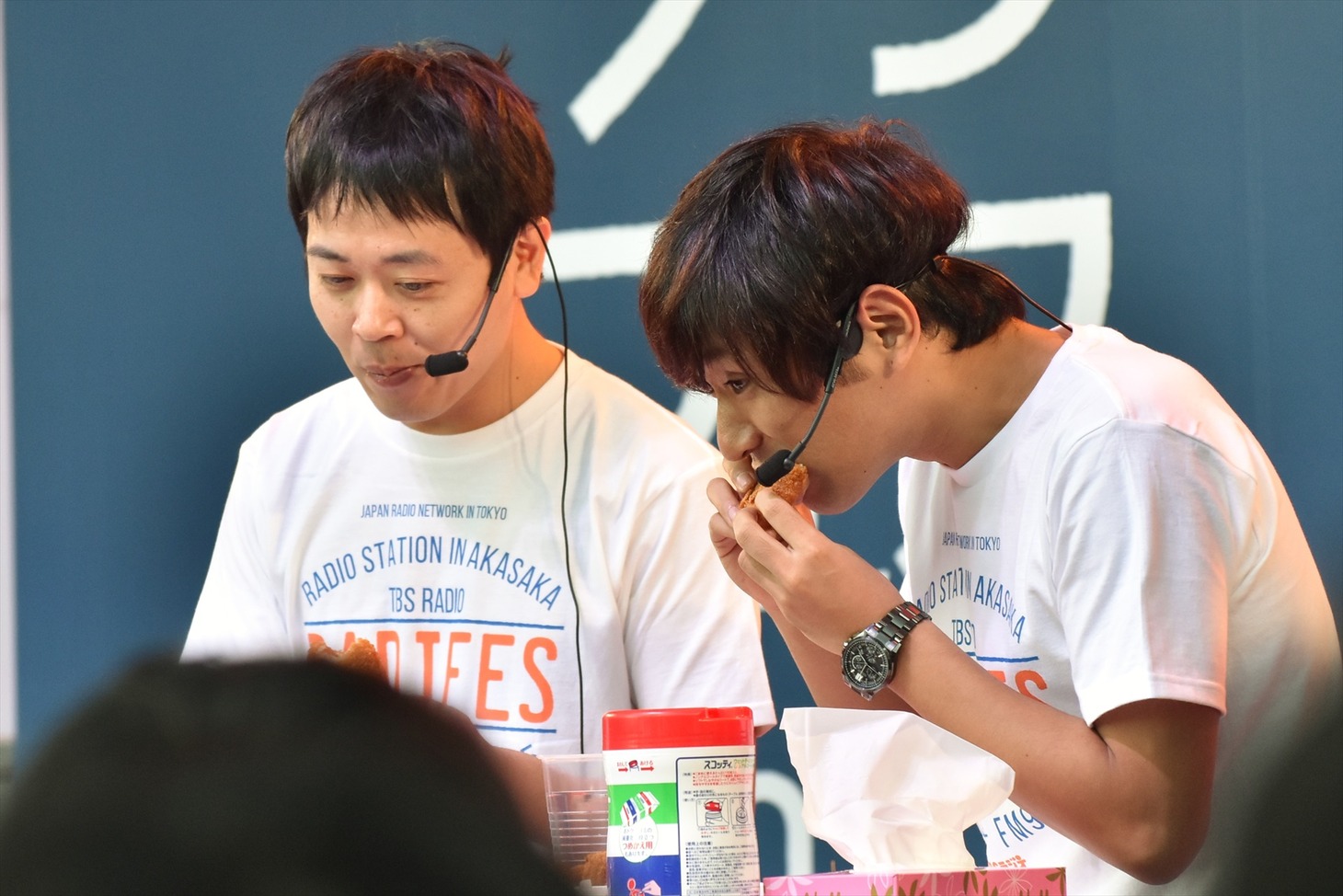 「ラジフェス2016～食べて、笑って、赤坂で！」にてコロッケ早食いに挑むアルコ＆ピース酒井（右）と、うしろシティ金子（左）。