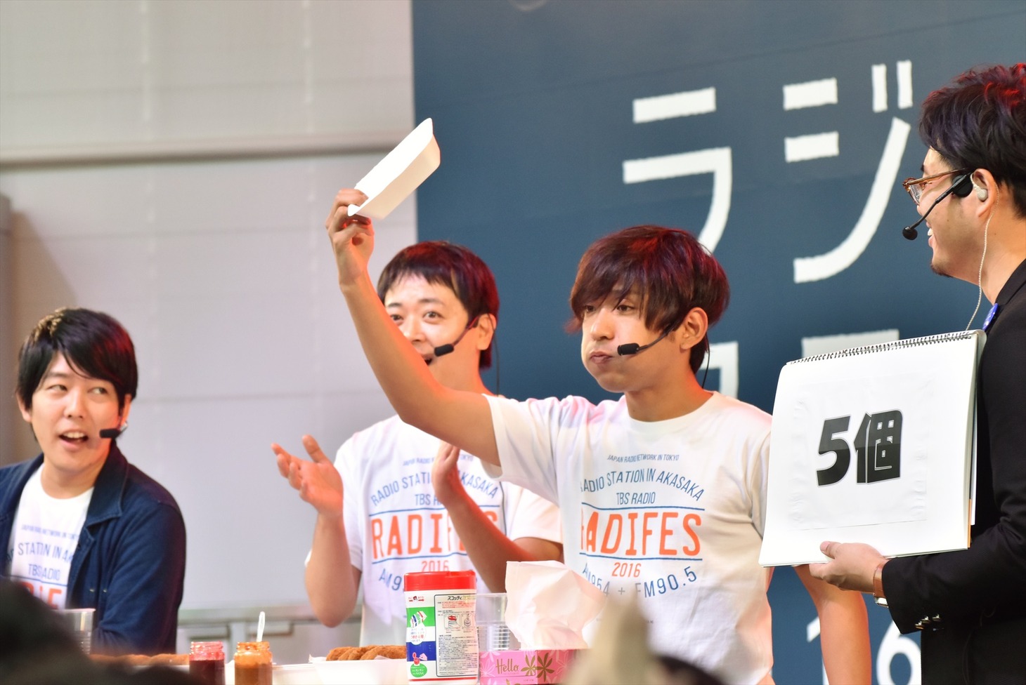 コロッケ早食いに挑んだアルコ＆ピース酒井（右から2人目）。
