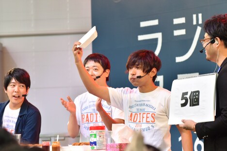 コロッケ早食いに挑んだアルコ＆ピース酒井（右から2人目）。