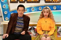 左から山下真司、ぺこ。(c)読売テレビ