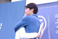 “元カノ”をハグするエレキコミック今立。