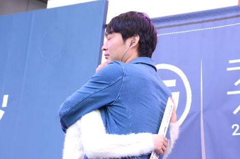 “元カノ”をハグするエレキコミック今立。