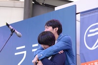 “元カノ”として川柳を詠んだリスナーをうしろからハグするエレキコミック今立。