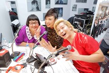 メイプル超合金とゲストの松任谷由実。