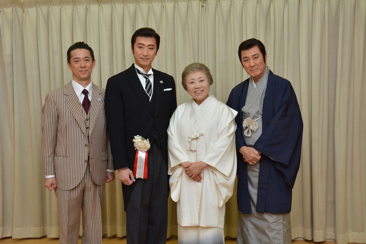 囲み取材より。左から西川忠志、喜多村緑郎、藤山直美、田村亮。