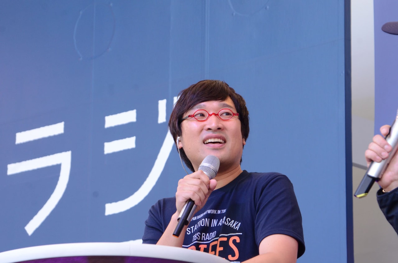 南海キャンディーズ山里 - 笑いがブレる！M-1直前山里のメガネ真っ二つ