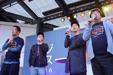 リスナープレゼントを買いに行った山里を待つおぎやはぎとバナナマン。