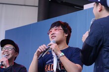 トレードマークのメガネを真っ二つに破壊された南海キャンディーズ山里。