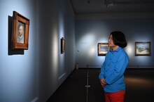 「ゴッホとゴーギャン展」を訪れた永野。(c)TBS