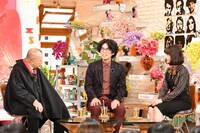 「A-Studio」に出演する（左から）笑福亭鶴瓶、片桐仁、森川葵。(c)TBS