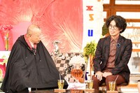 （左から）笑福亭鶴瓶、片桐仁。(c)TBS