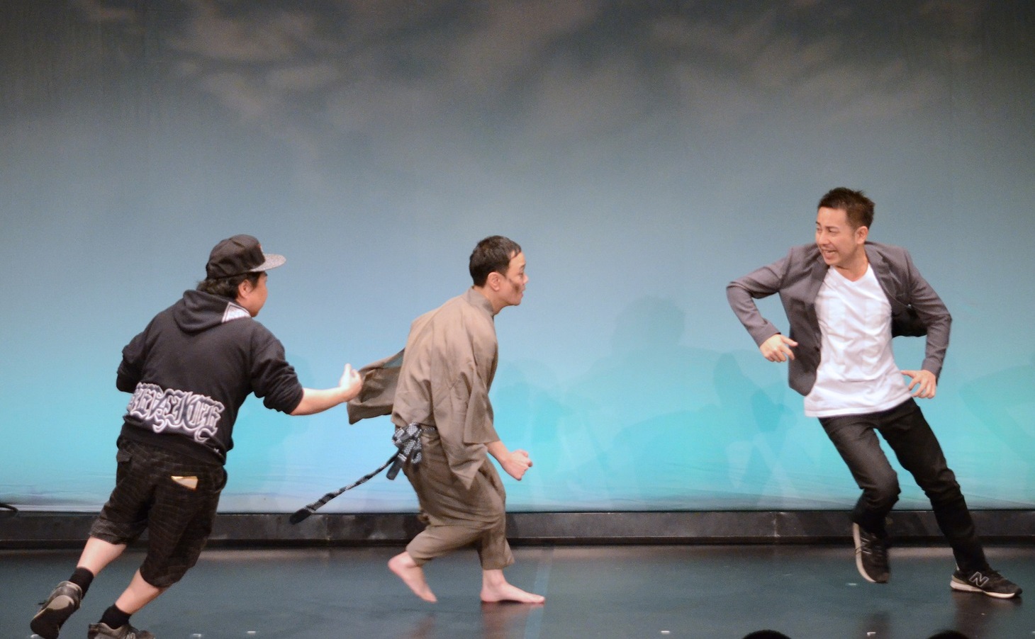 コント「貧乏神」のワンシーン。