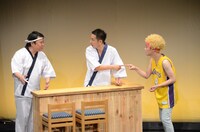 コント「寿司屋」のワンシーン。