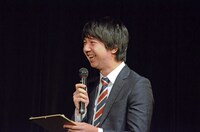 トーク中の三四郎・相田。