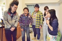 島田珠代が思いを寄せる相手に電話してみるダウンタウン浜田（左から2人目）。(c)MBS