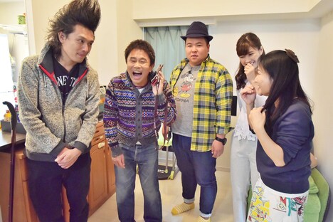 島田珠代が思いを寄せる相手に電話してみるダウンタウン浜田（左から2人目）。(c)MBS
