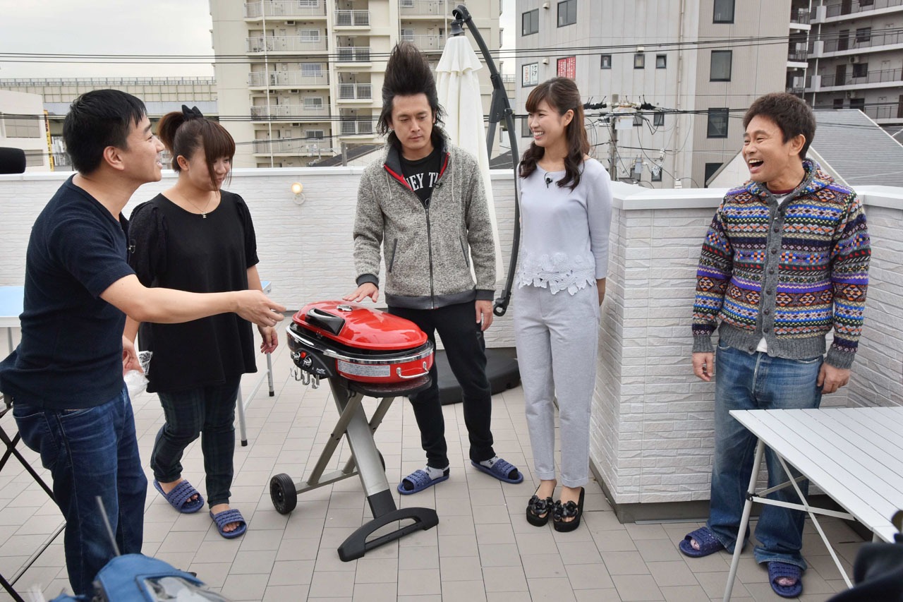 「ケンゴロー」でクリスマスプレゼント集めに励むダウンタウン浜田（右端）ら。(c)MBS