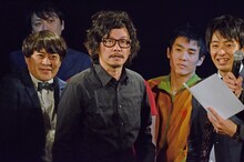 「即興絶叫ゲーム」に参加するマツモトクラブ。