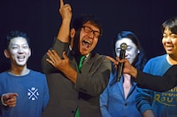 「即興絶叫ゲーム」に参加するエレファントジョン森枝。