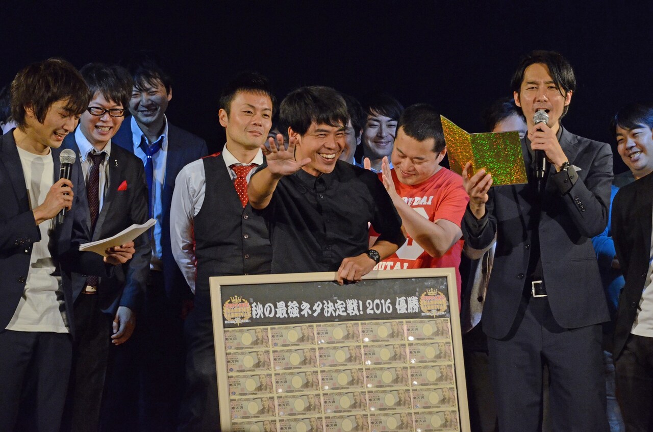 ギフト☆矢野がK-PRO「最強ネタ決定戦」優勝、SMAの仲間も駆け寄り祝福