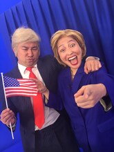 ヒラリー・クリントンとドナルド・トランプの演説ネタを披露した、石井てる美（右）とレイザーラモンRG（左）。(c)TBS