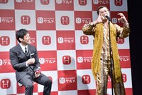 「ホットペッパーグルメ」の新CM発表会で「PPAP」を披露するピコ太郎と、西島秀俊（左）。