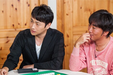 （左から）アンジャッシュ児嶋、スピードワゴン小沢。(c)ABC