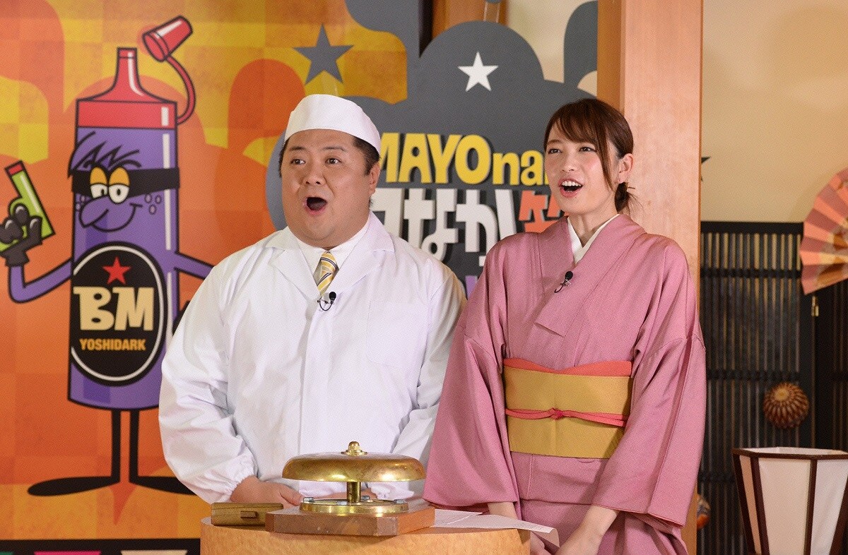 進行を務める（左から）ブラックマヨネーズ小杉、宮田聡子。(c)読売テレビ