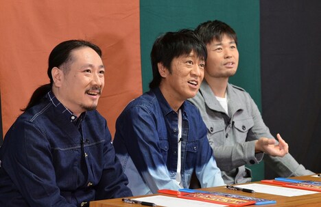 審査員の（左から）笑い飯・西田、ブラックマヨネーズ吉田、品川庄司・品川。(c)読売テレビ