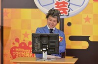 “小鉢芸”を披露する学天即・奥田。(c)読売テレビ