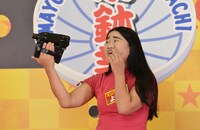 “小鉢芸”を披露するガンバレルーヤよしこ。(c)読売テレビ