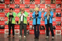 「ご当地グルメ総選挙47」のグランプリ発表を待つ（左から）オスペンギン、ゴールデンボーイズ。