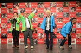 「ご当地グルメ総選挙47」のグランプリを獲得して喜ぶオスペンギン（左）。