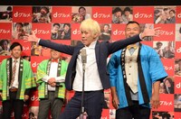 ネタを披露するゴールデンボーイズ。