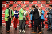 トレンディエンジェル斎藤からトロフィーを受け取るオスペンギン。