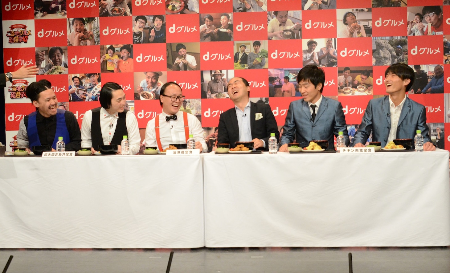「dグルメ食堂」のメニューを試食する（左から）ピスタチオ、トレンディエンジェル、ジャルジャル。