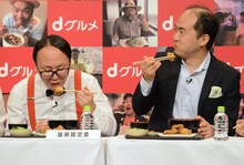 「dグルメ食堂」のメニューを試食するトレンディエンジェル。