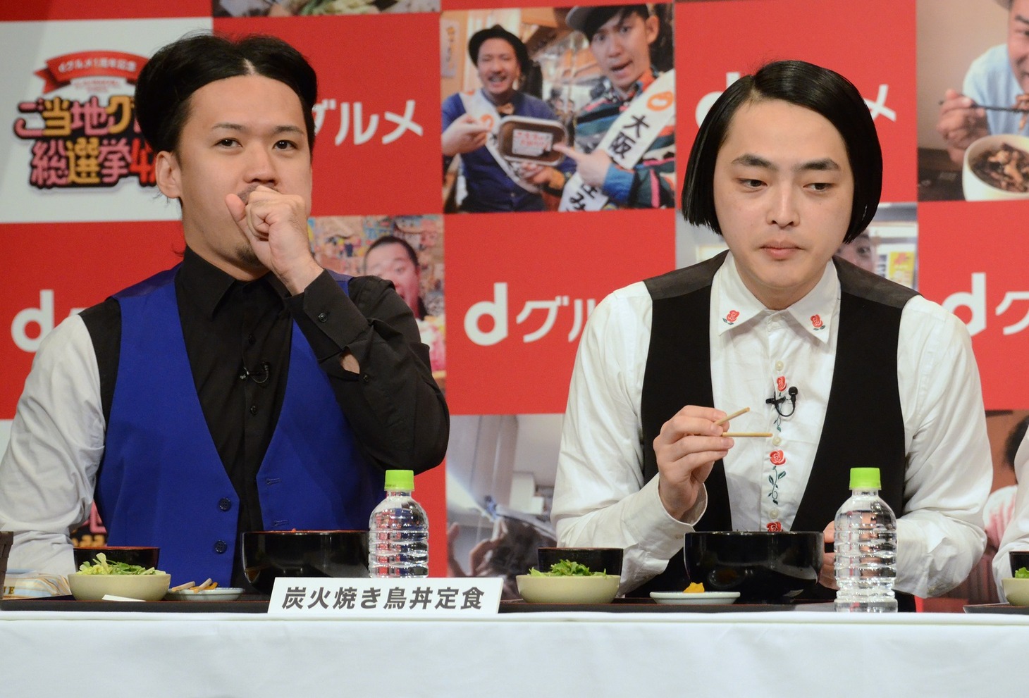 「dグルメ食堂」のメニューを試食するピスタチオ。