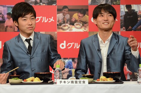 「dグルメ食堂」のメニューを試食するジャルジャル。