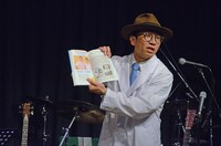 「芸能界No.1トイレマニア『佐藤満春のトイレ学』」をアピールするどきどきキャンプ佐藤。