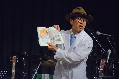 「芸能界No.1トイレマニア『佐藤満春のトイレ学』」をアピールするどきどきキャンプ佐藤。