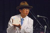 CD「あしたトイレに行こう」をアピールするどきどきキャンプ佐藤。