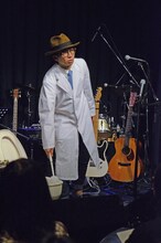 トイレ掃除講座を行うどきどきキャンプ佐藤。