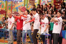 「VS嵐」に「チーム広島カープファン」として出演する（左から）バイきんぐ、アンガールズ、千鳥。(c)フジテレビ