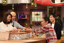 「おかべろ」に出演する（左から）相武紗季、ロンドンブーツ1号2号・田村亮、ナインティナイン岡村、相武紗季のマネージャー。(c)関西テレビ